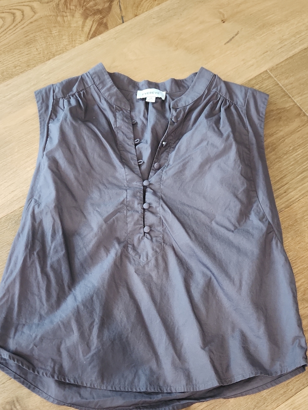 Evereve Sleeveless Button-Front Blouse - Charcoal Gray